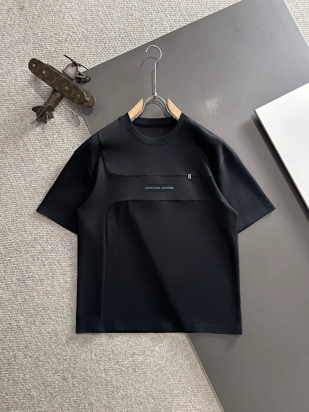 Next day delivery P300 High version CANADA GOOSE/Big Goose 25ss spring and summer new high-definition T-shirt Made with imported machines from Italy, truly the most luxurious and high-quality model that you can wear with your eyes closed. Heavy combed fabrics. High-strength and heavy-weight fabrics feel substantial when weighed. The upper body is more textured than ordinary T-shirts and is not easily deformed. This texture can cope with the weather, absorb sweat and breathable, and is suitable for both hot and cold conditions! Perfectly produced with reference to the original stitch and stitch! The loose fit design is super noble. Custom-woven signature ribbed collar, cuffs, and hem. Really rare and rare goods Size: M-XXXL